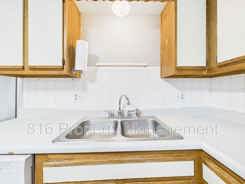 1020 Ne Lindsay Ave #C - Photo 7 of 21