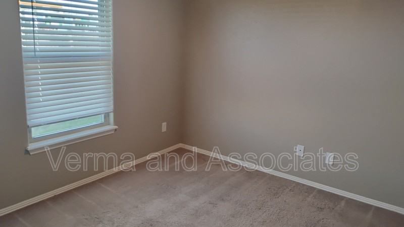 100 Willow Dr - Photo 2 of 16