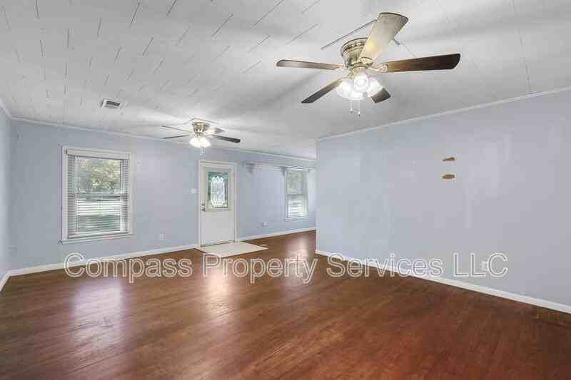 1401 Springdale St - Photo 4 of 25