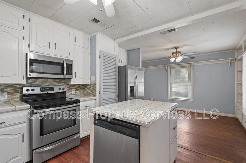 1401 Springdale St - Photo 6 of 25