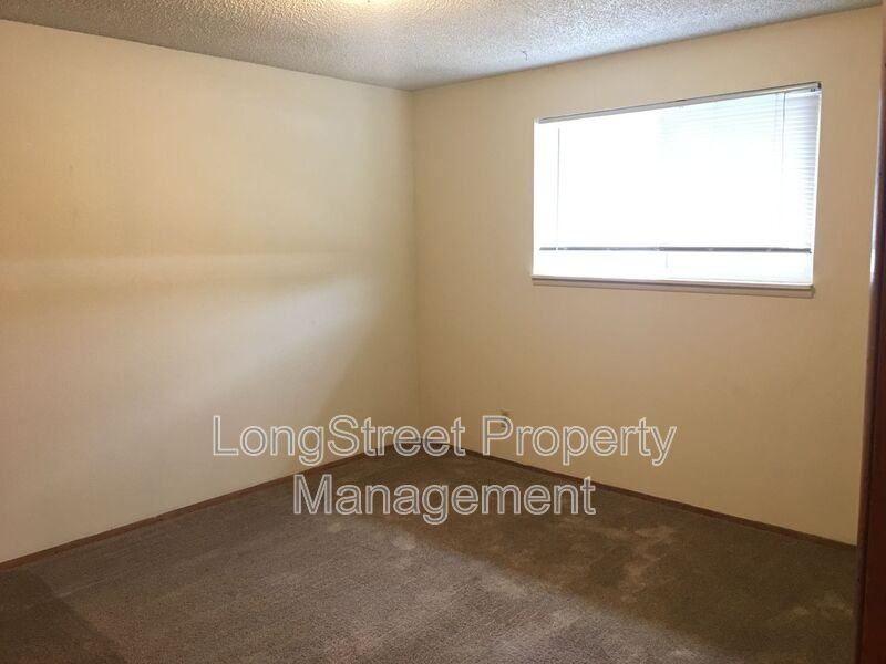 830 Sw Grove St #1 - Photo 3 of 16