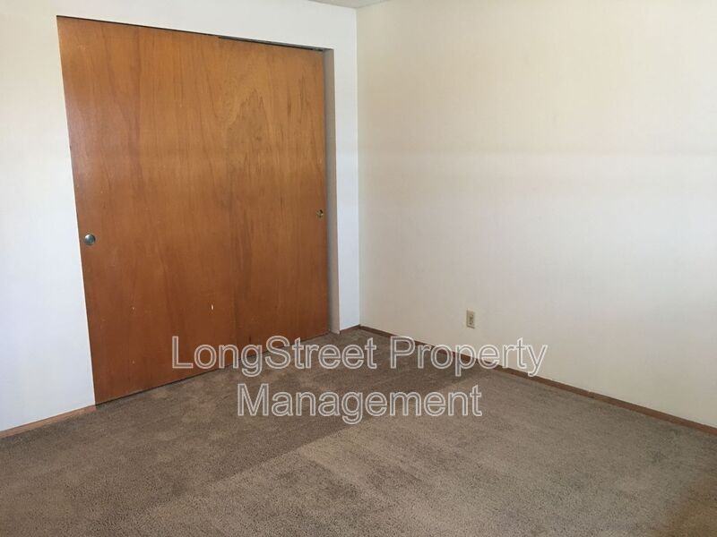 830 Sw Grove St #1 - Photo 4 of 16