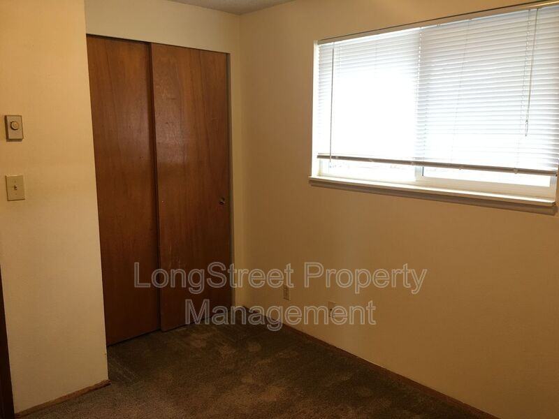 830 Sw Grove St #1 - Photo 5 of 16