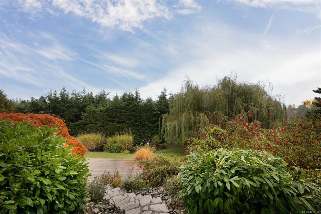 5055 Lochside Drive - Photo 6 of 27