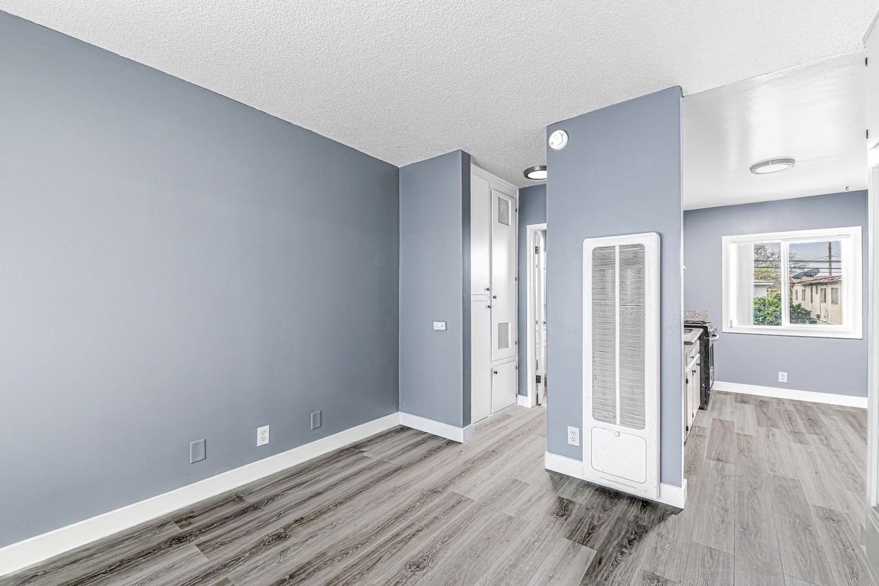 210 E 29th St - Photo 3 of 25