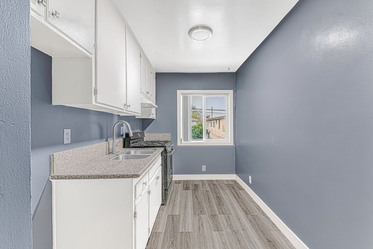 210 E 29th St - Photo 7 of 25