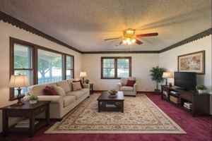 featured image of 901 W Chestnut St