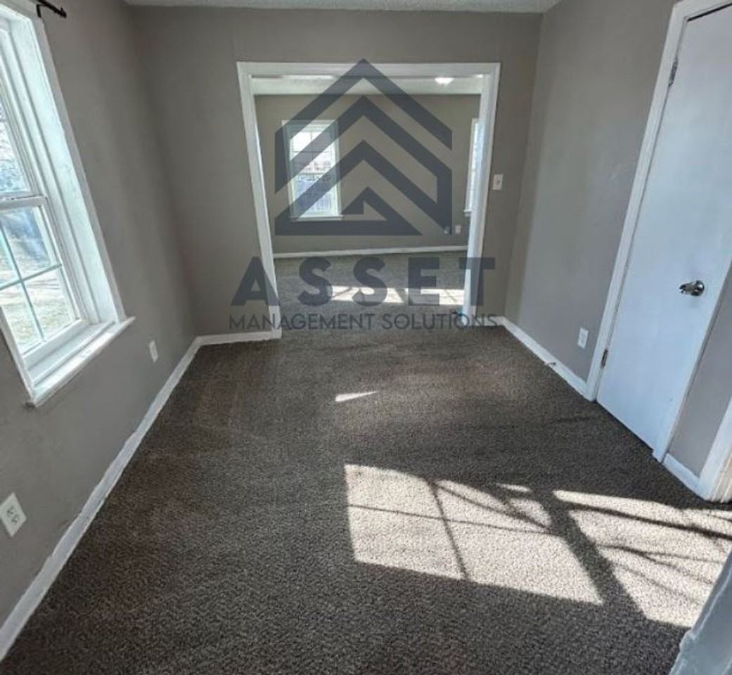 824 W 2nd St - Photo 4 of 13