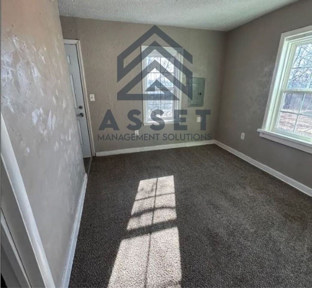 824 W 2nd St - Photo 5 of 13