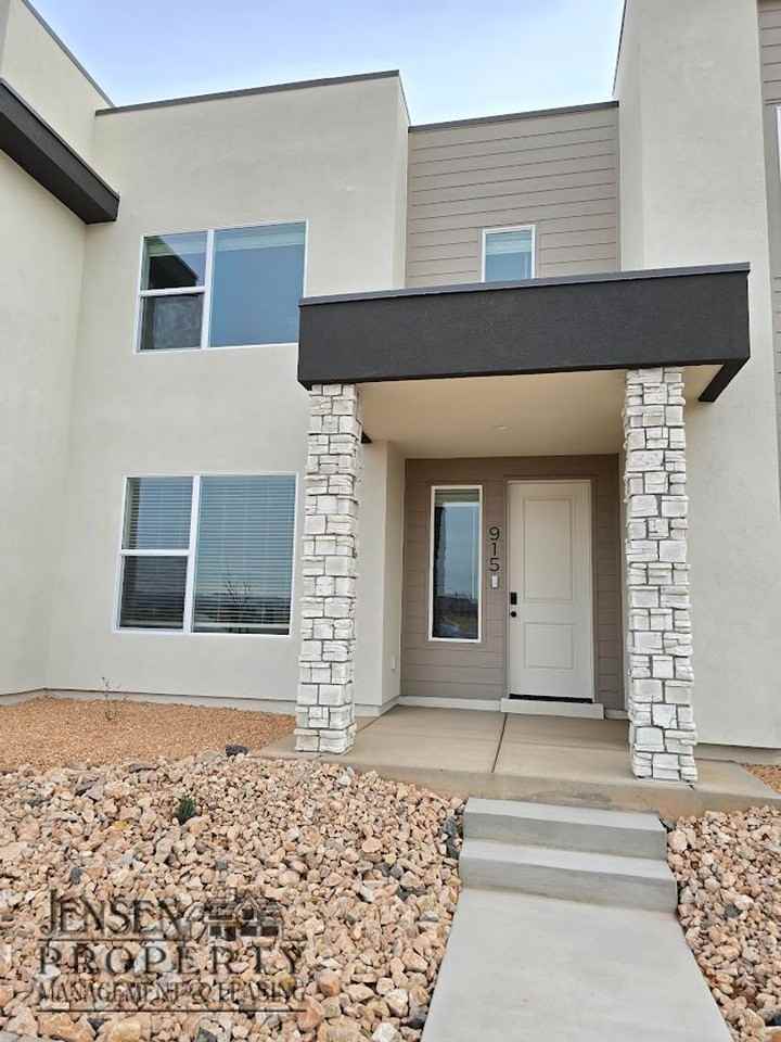 915 W Boxthorn Dr - Photo 2 of 22