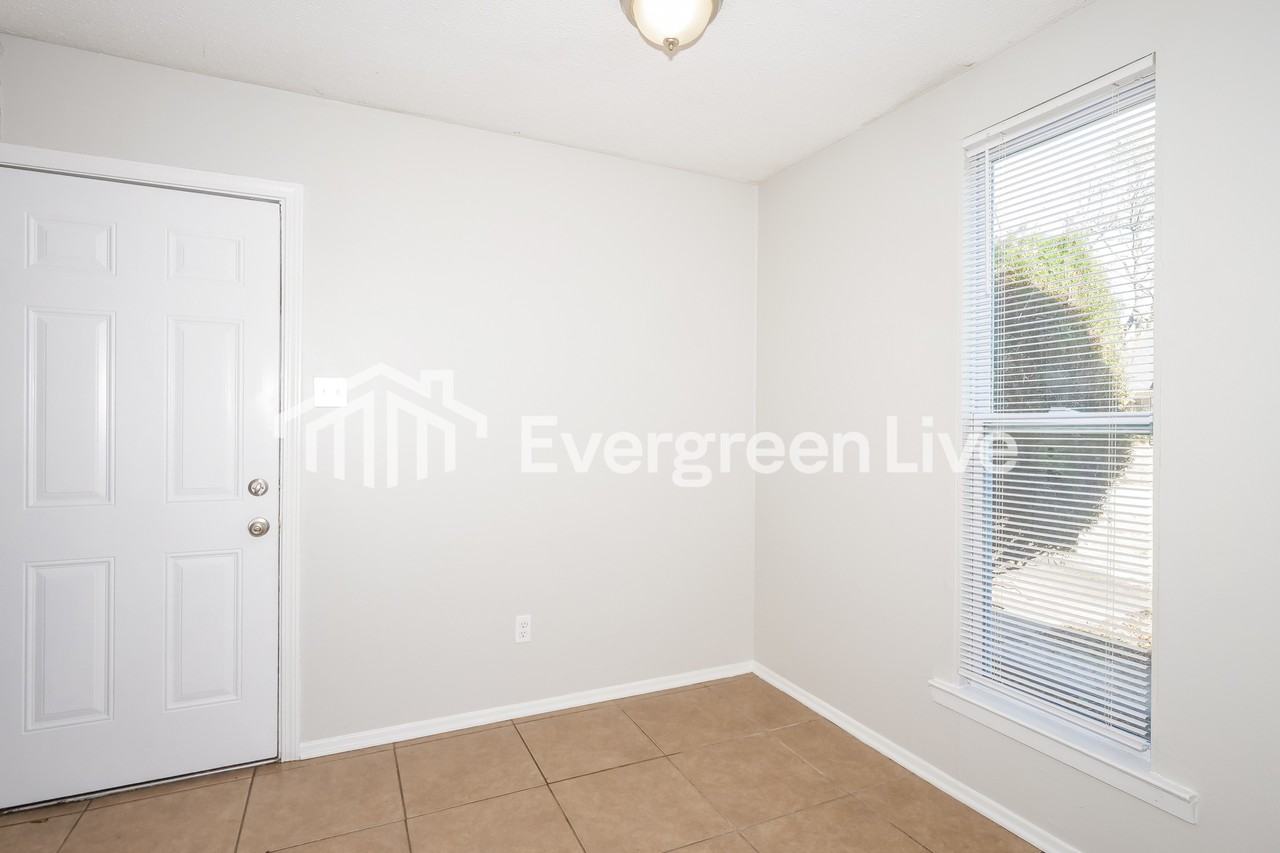 3823 Barberry St - Photo 4 of 15