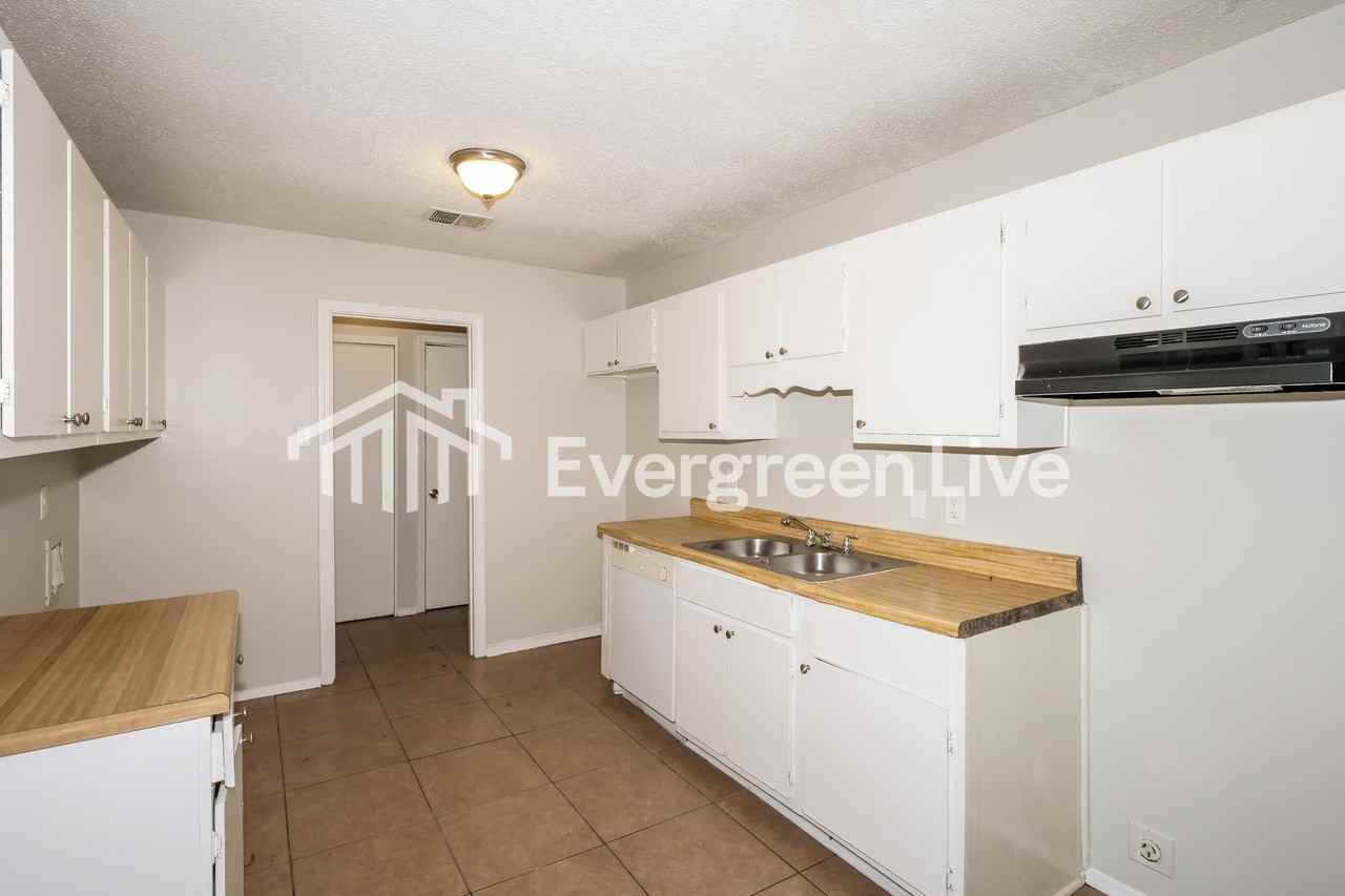 3823 Barberry St - Photo 5 of 15