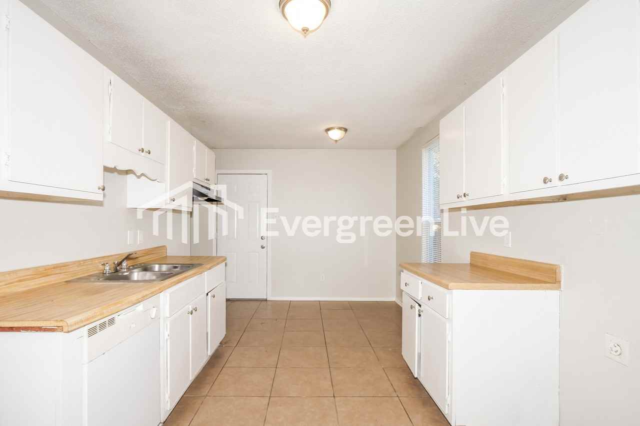 3823 Barberry St - Photo 6 of 15