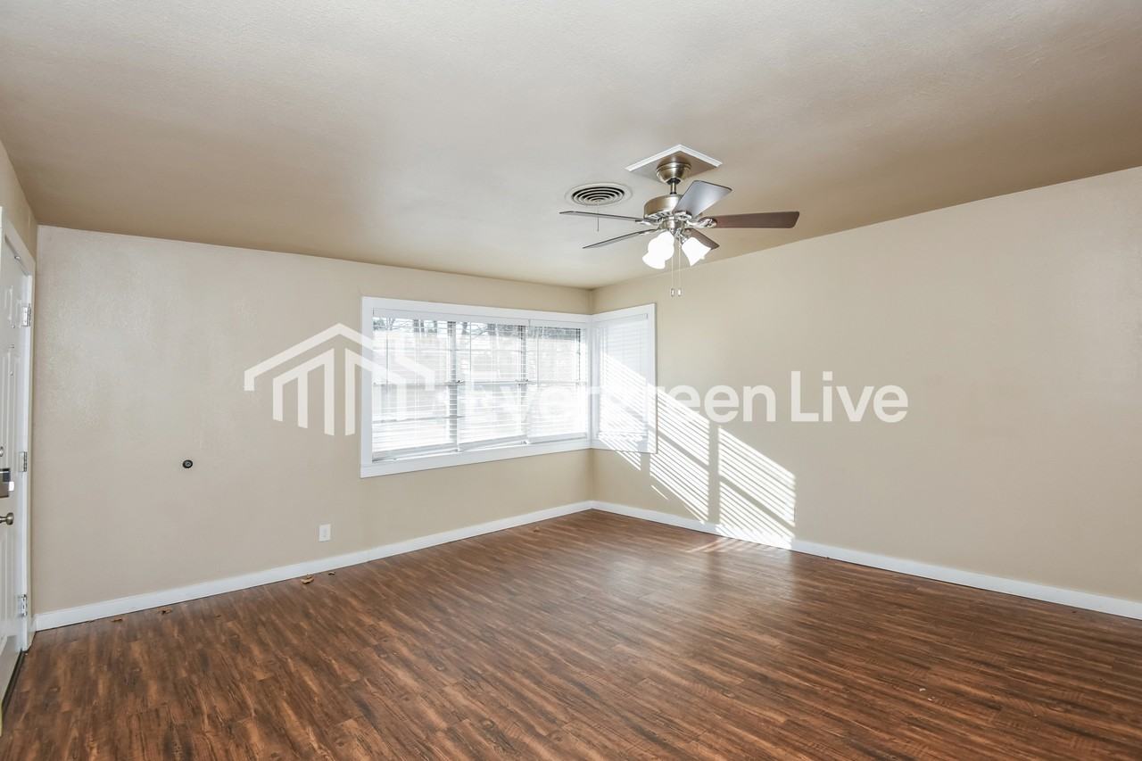 7105 Robinhood Ln - Photo 3 of 15