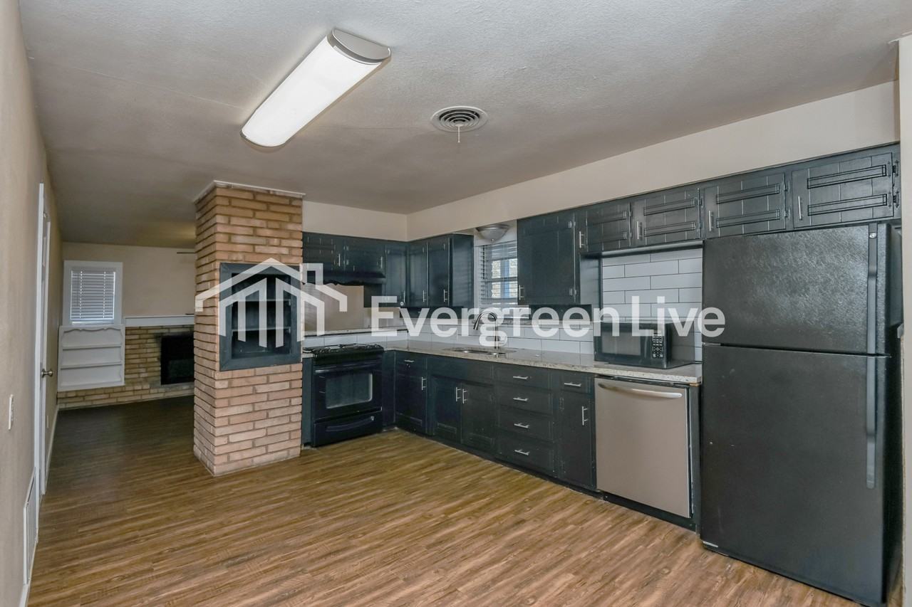 7105 Robinhood Ln - Photo 6 of 15