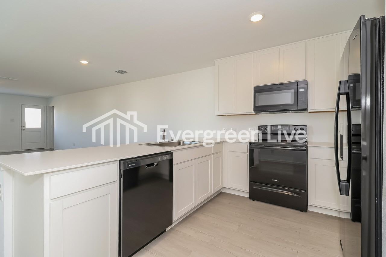 200 Sycamore Pl - Photo 5 of 15