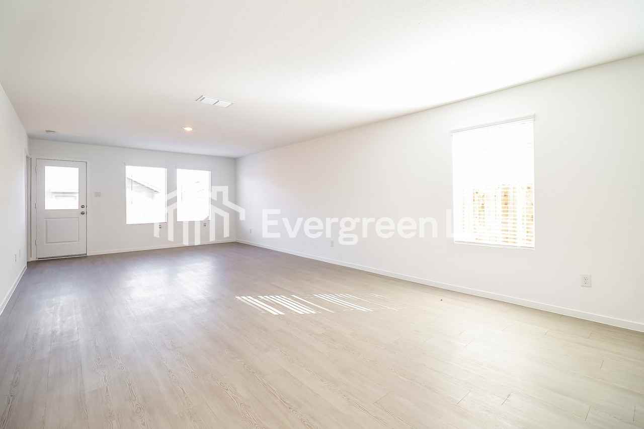 216 Sycamore Pl - Photo 2 of 15