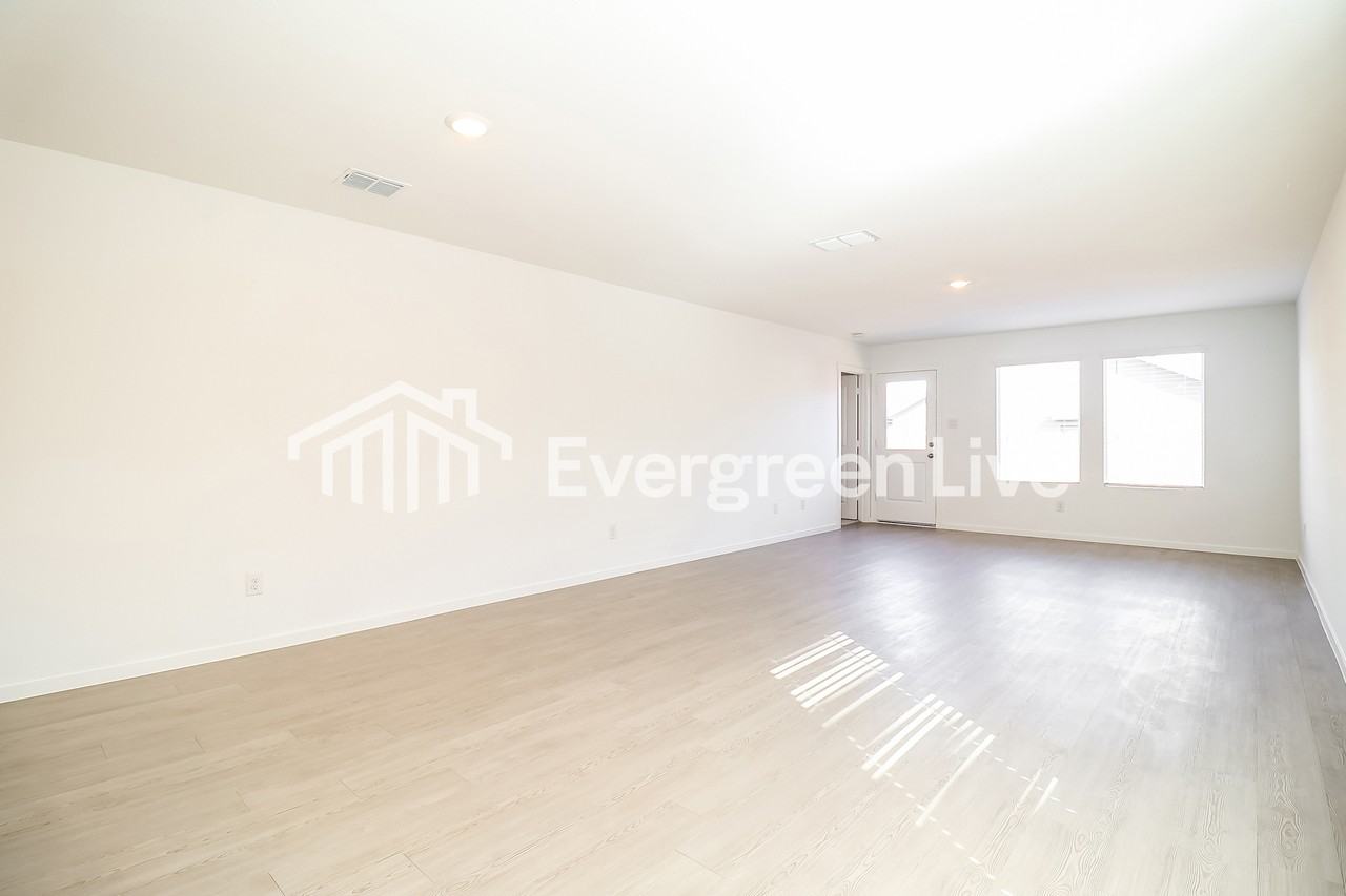216 Sycamore Pl - Photo 3 of 15