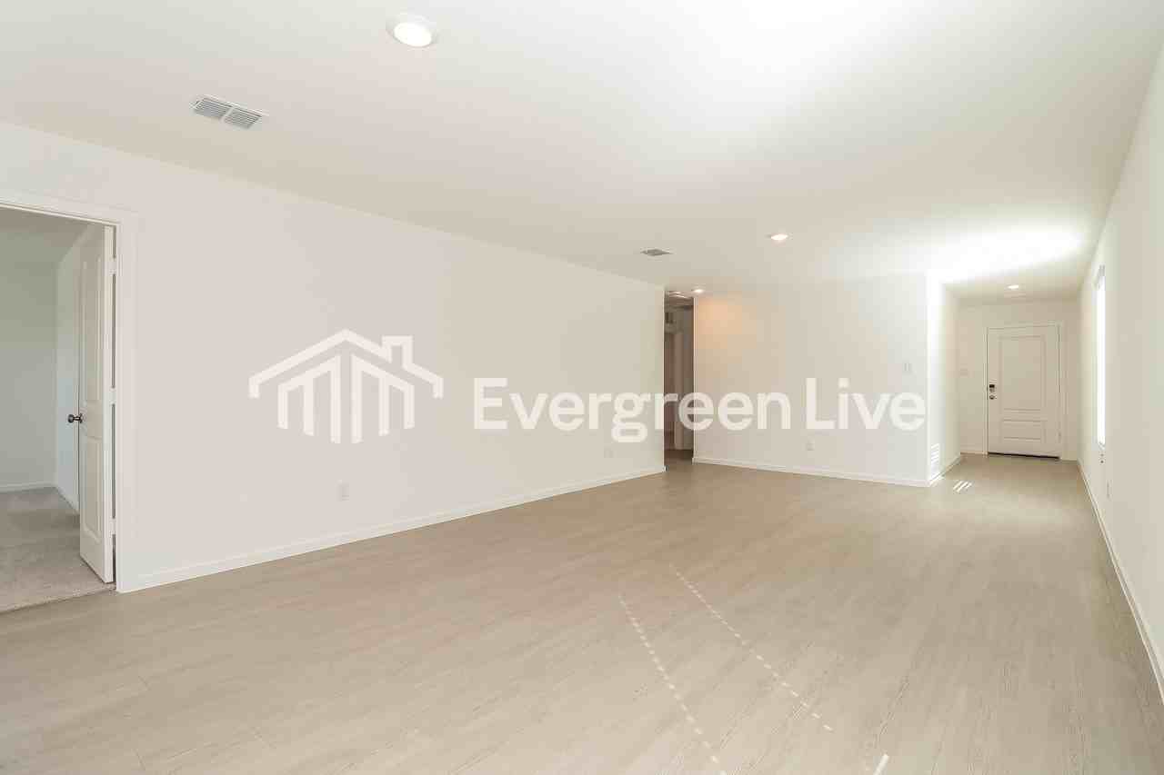 237 Sycamore Pl - Photo 2 of 15