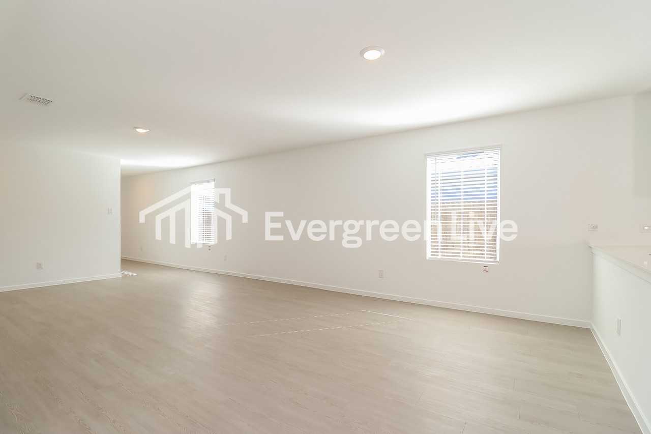 237 Sycamore Pl - Photo 3 of 15