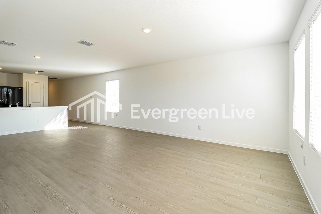 245 Sycamore Pl - Photo 2 of 15