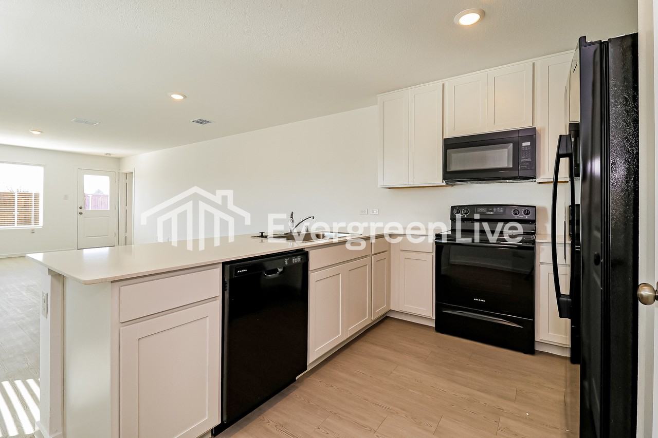 245 Sycamore Pl - Photo 5 of 15