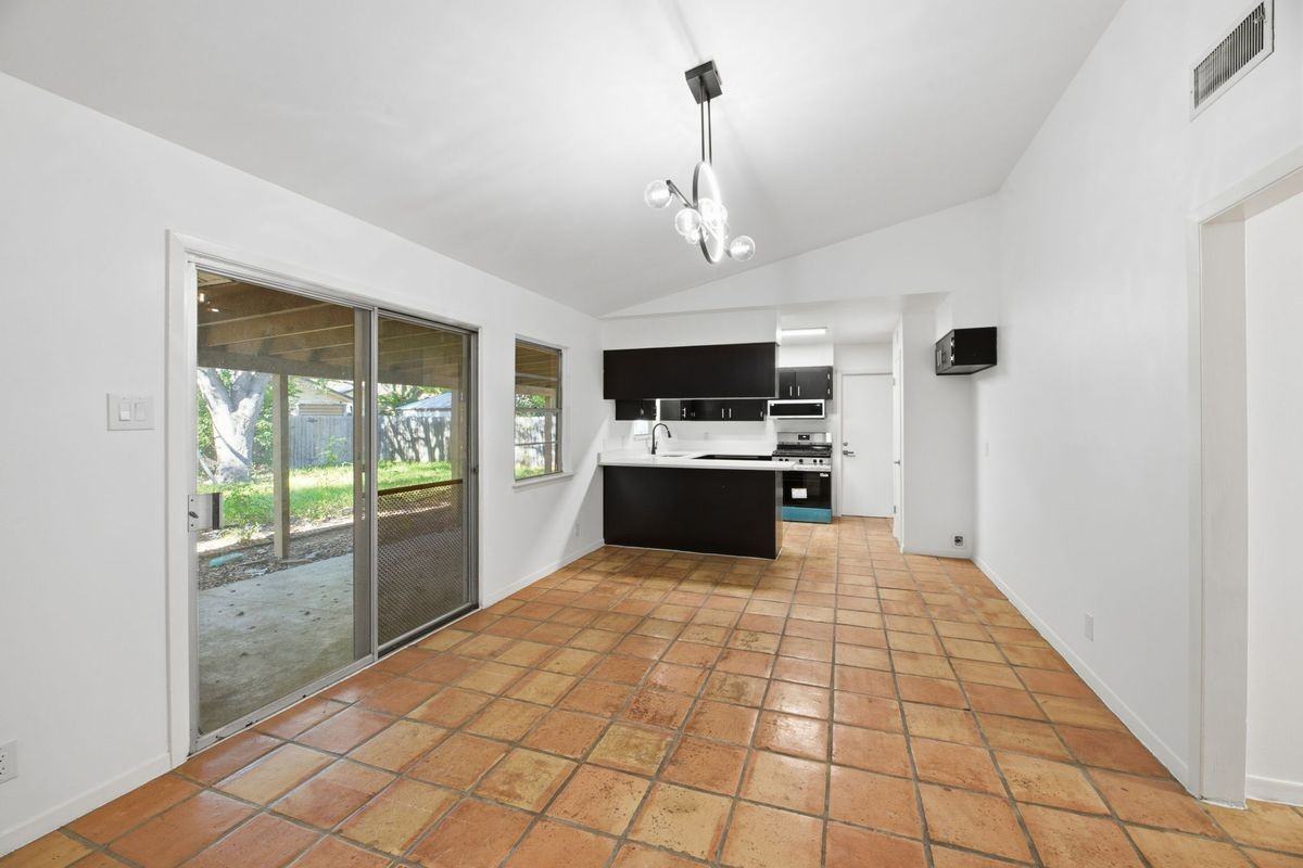 9719 La Rue St - Photo 6 of 24