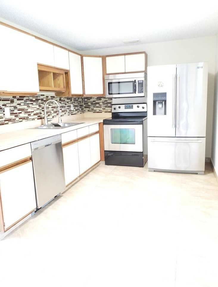 1734 Sw Carolina St - Photo 5 of 18