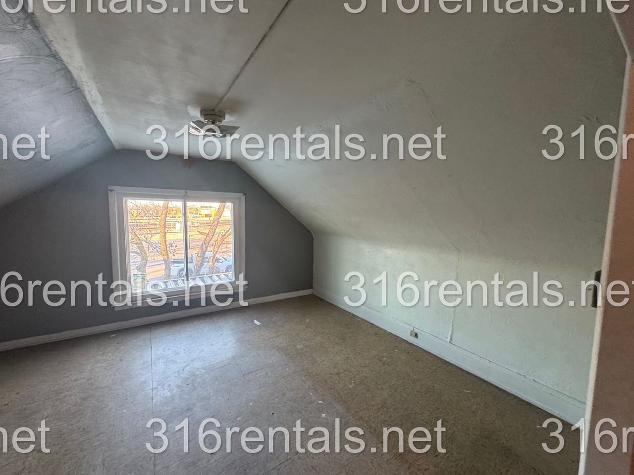 313 W 1st St - Photo 2 of 9