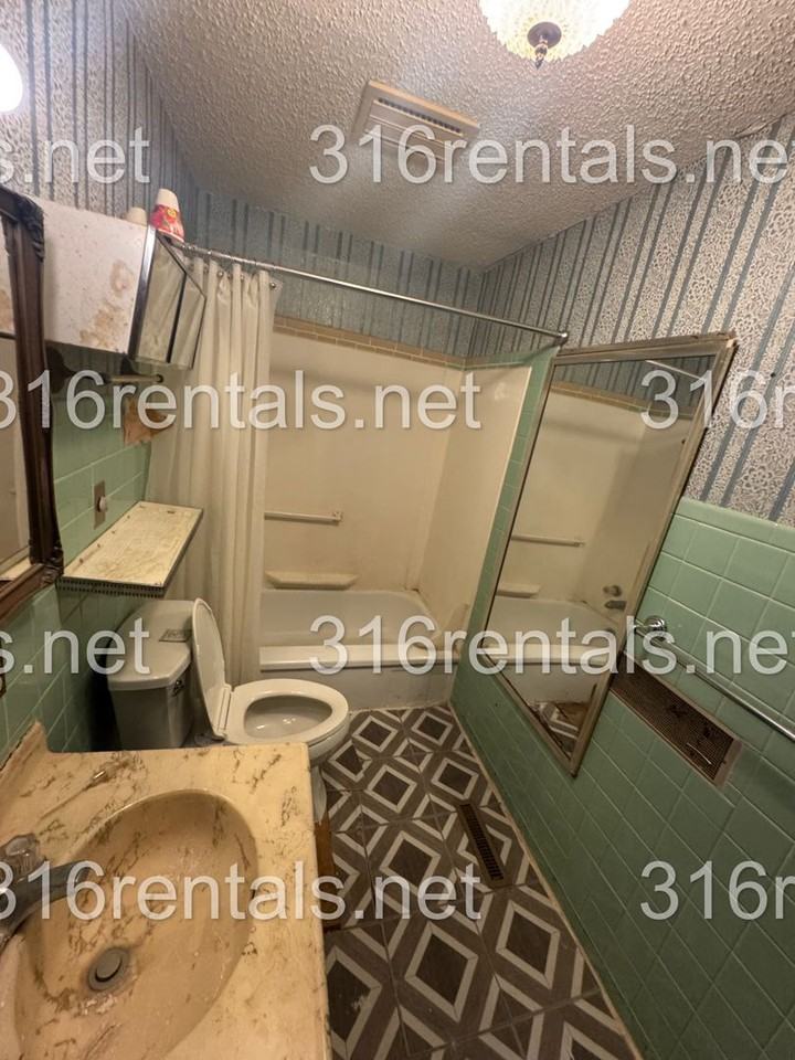 313 W 1st St - Photo 3 of 9