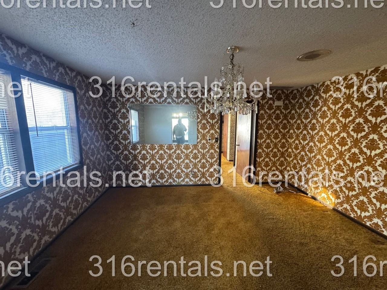 313 W 1st St - Photo 5 of 9