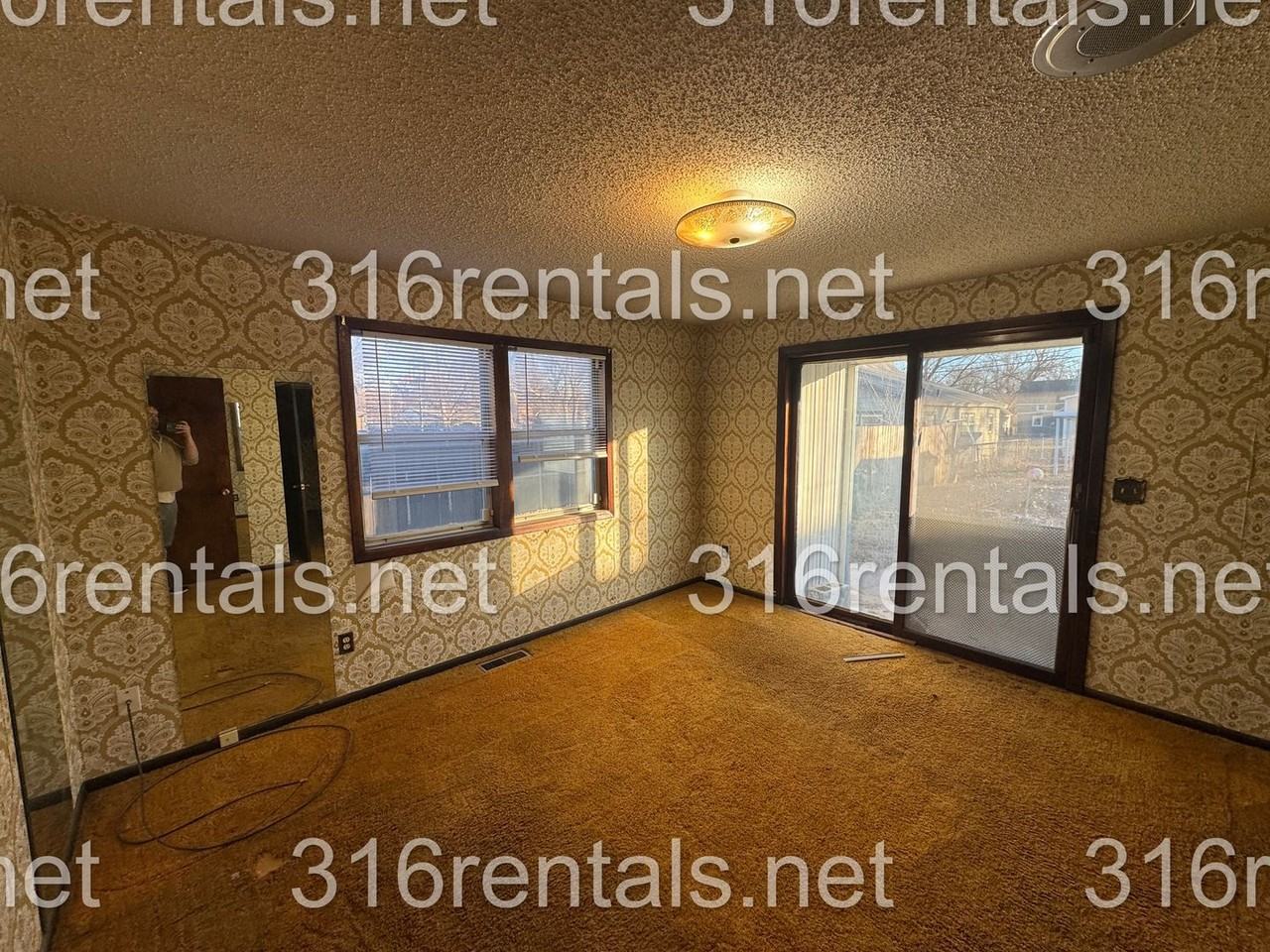 313 W 1st St - Photo 6 of 9