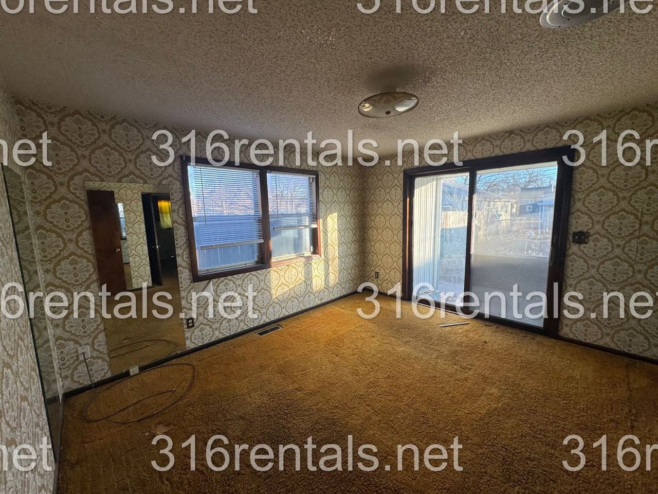 313 W 1st St - Photo 7 of 9