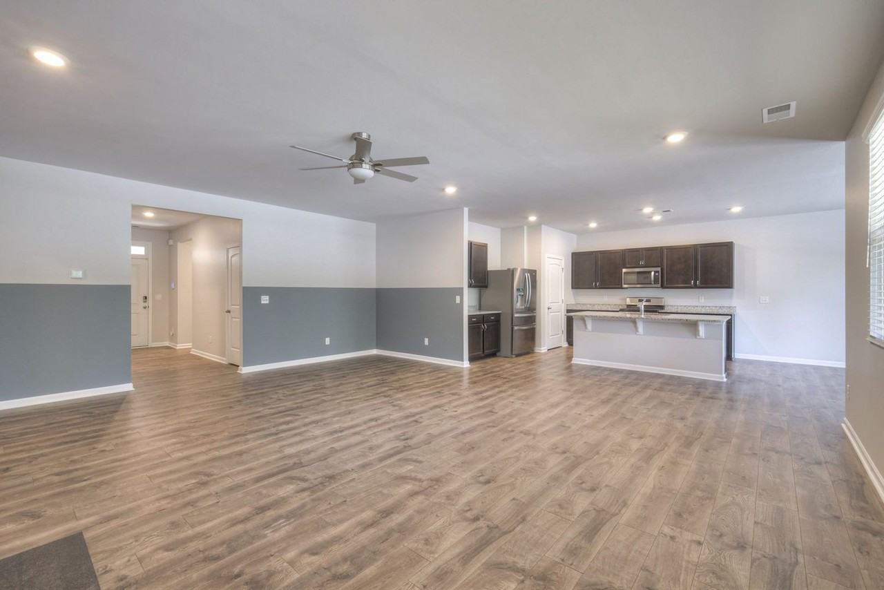 407 Montgomery Pl - Photo 3 of 19