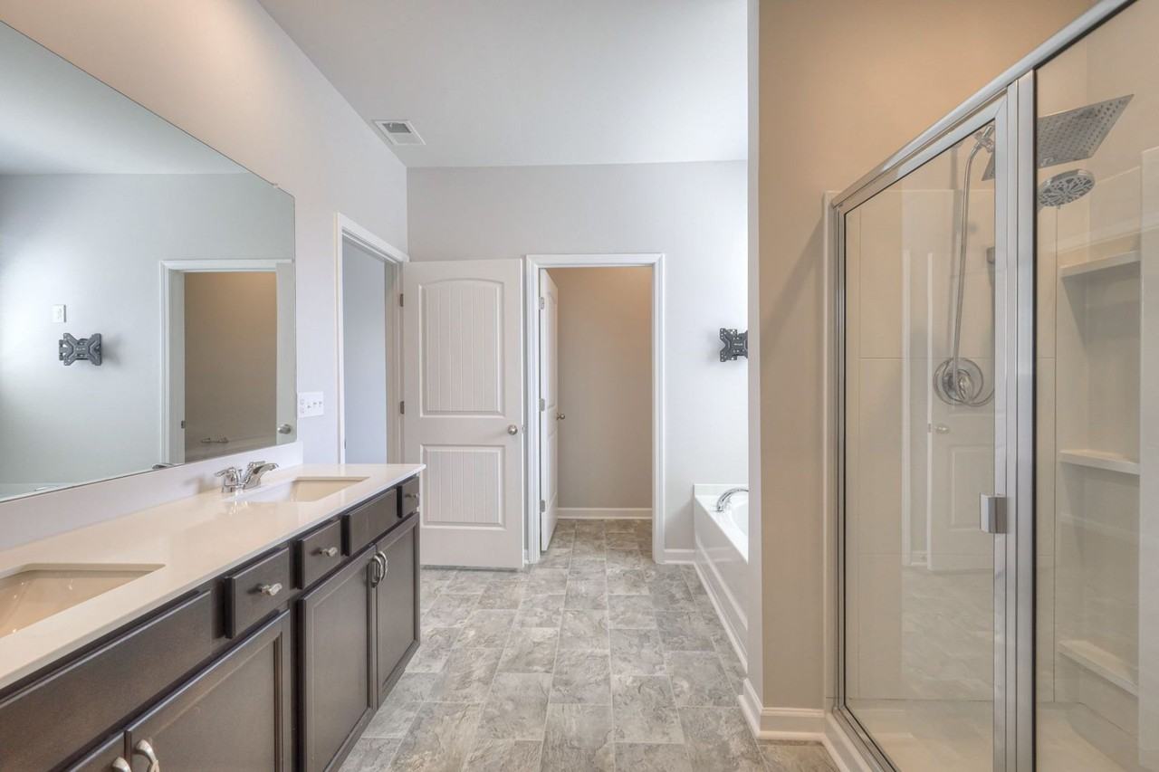 407 Montgomery Pl - Photo 6 of 19