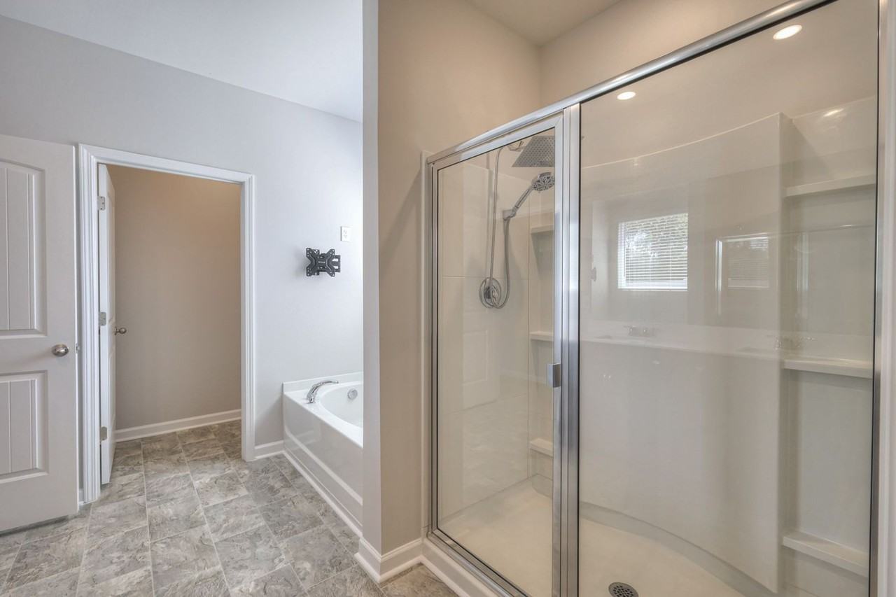 407 Montgomery Pl - Photo 7 of 19