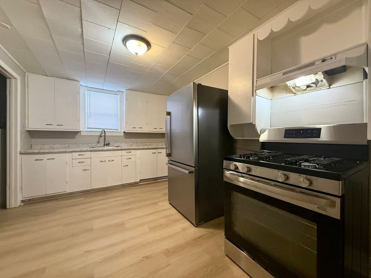 930 Emerson Ave - Photo 2 of 15