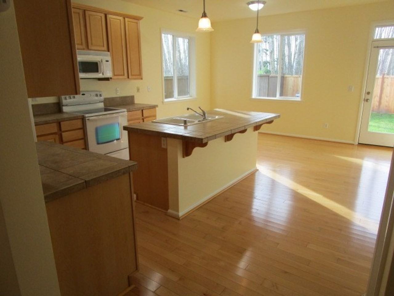 6504 Discovery St E - Photo 7 of 35