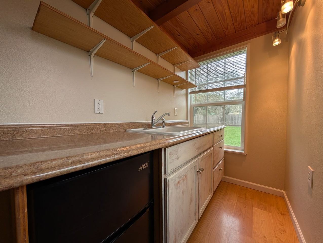 159 E 24th Pl - Photo 6 of 10