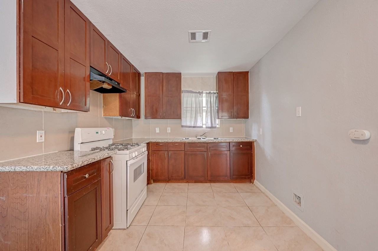 7658 Belbay St - Photo 4 of 13