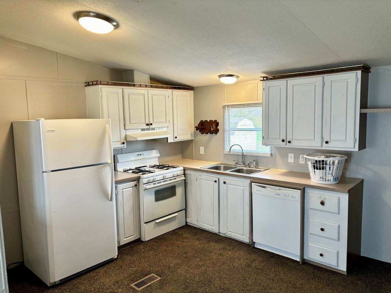 175 N Wausau Ct - Photo 2 of 9