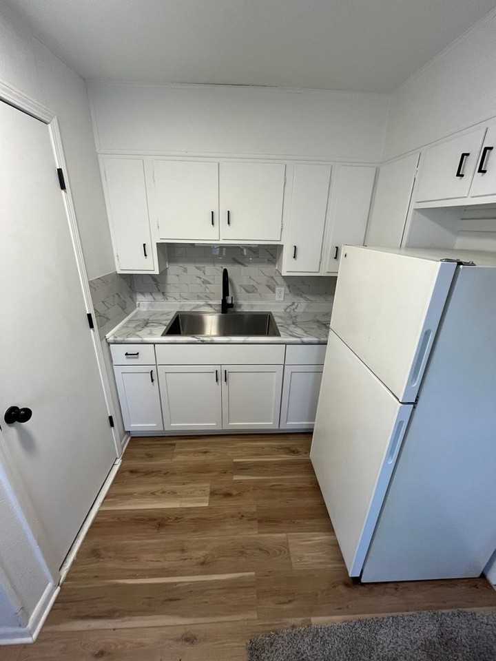 405 Pursley Dr - Photo 4 of 15