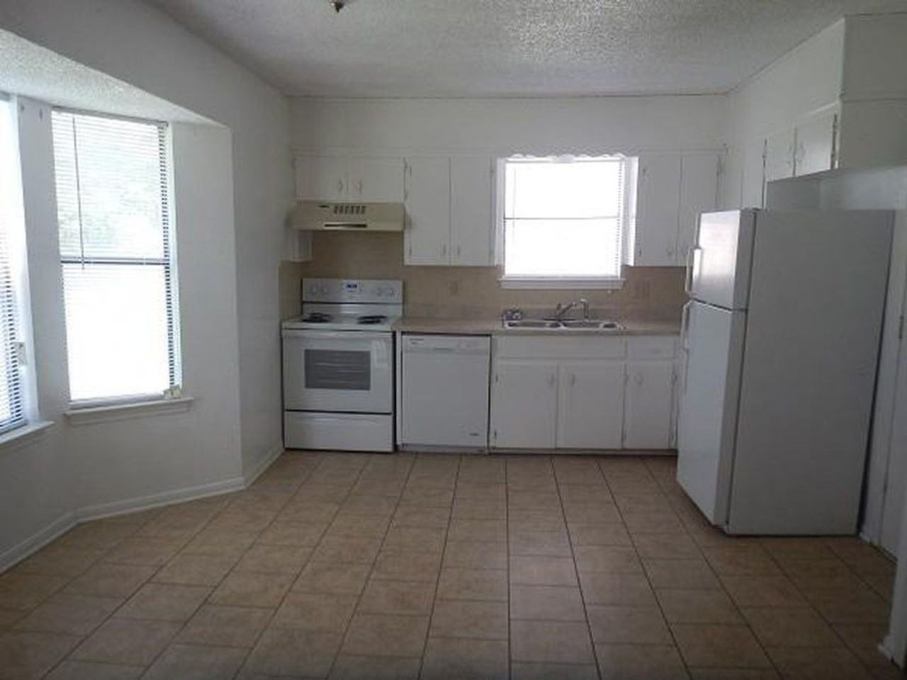 3906 Madison Dr - Photo 5 of 9