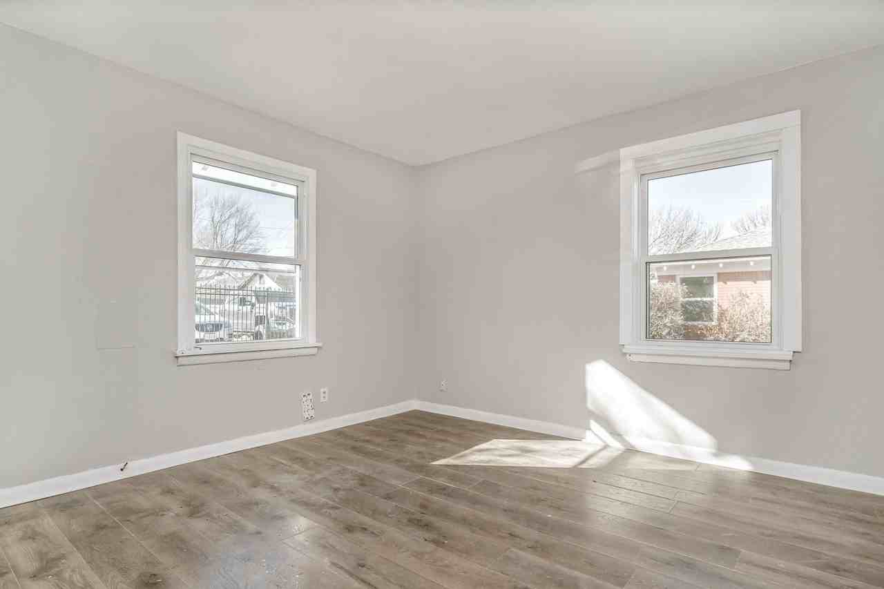 2304 SW 8th Ave. - Photo 3 of 25
