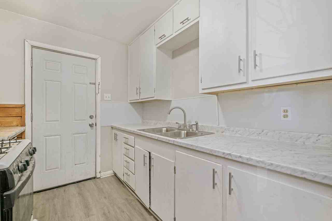 2304 SW 8th Ave. - Photo 4 of 25