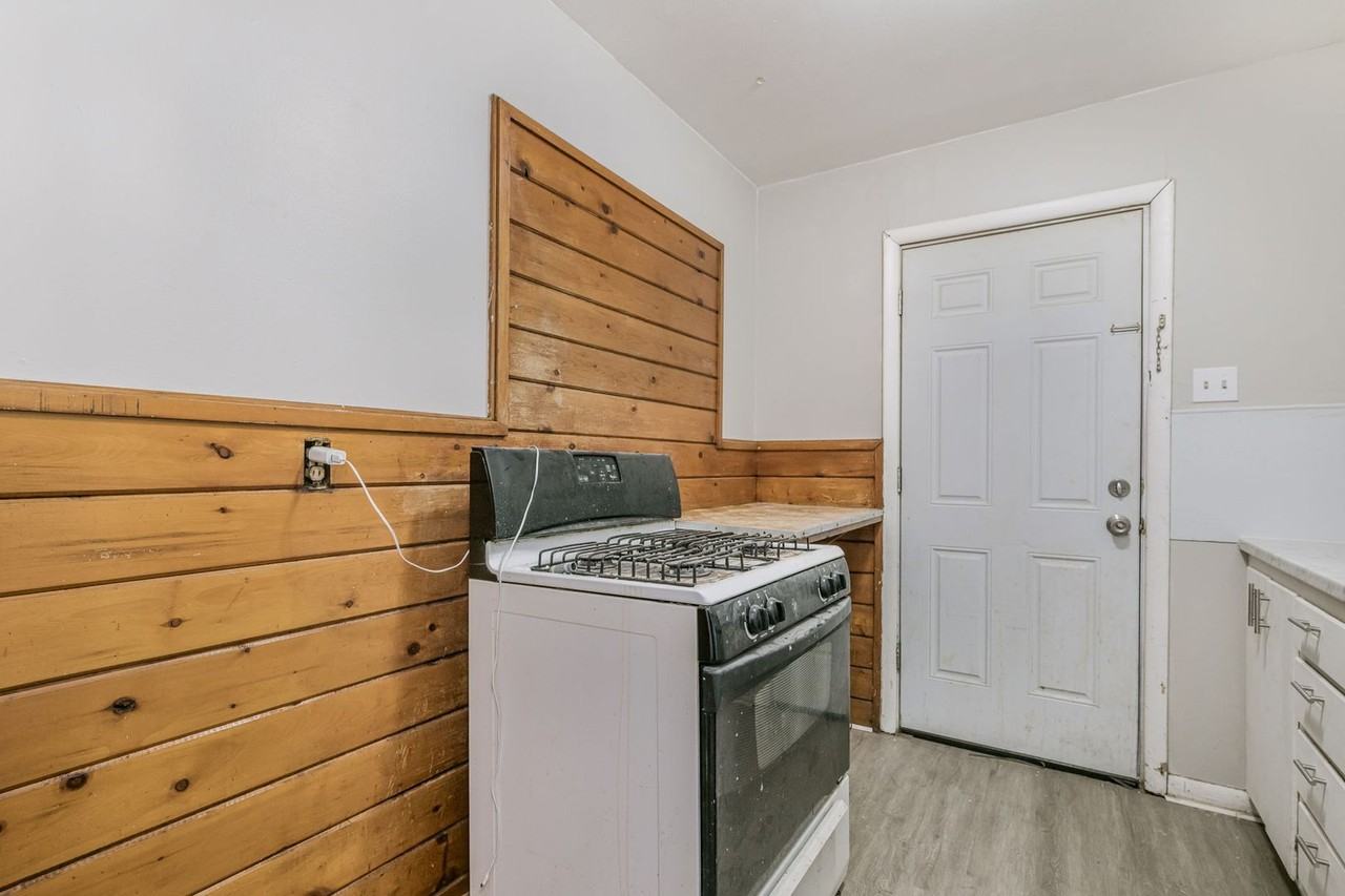 2304 SW 8th Ave. - Photo 5 of 25