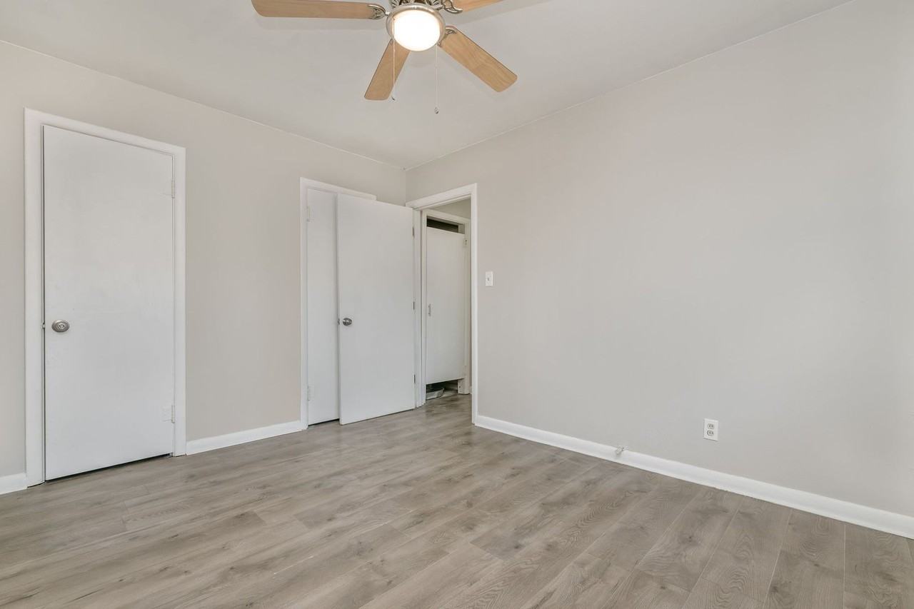 2304 SW 8th Ave. - Photo 6 of 25
