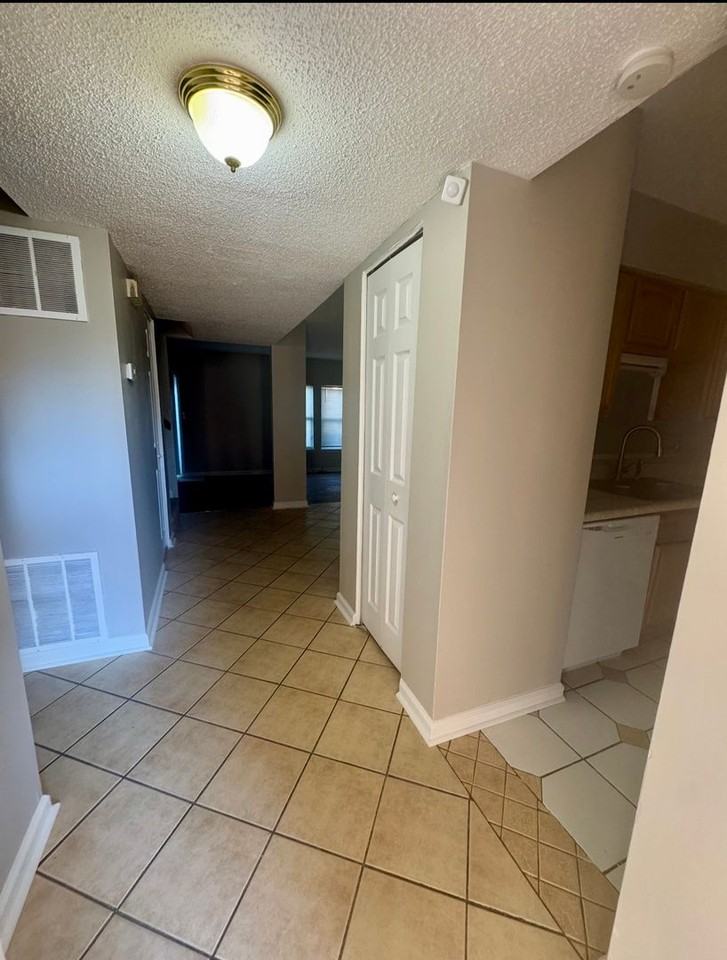 2041 Oak Park Ln - Photo 2 of 22