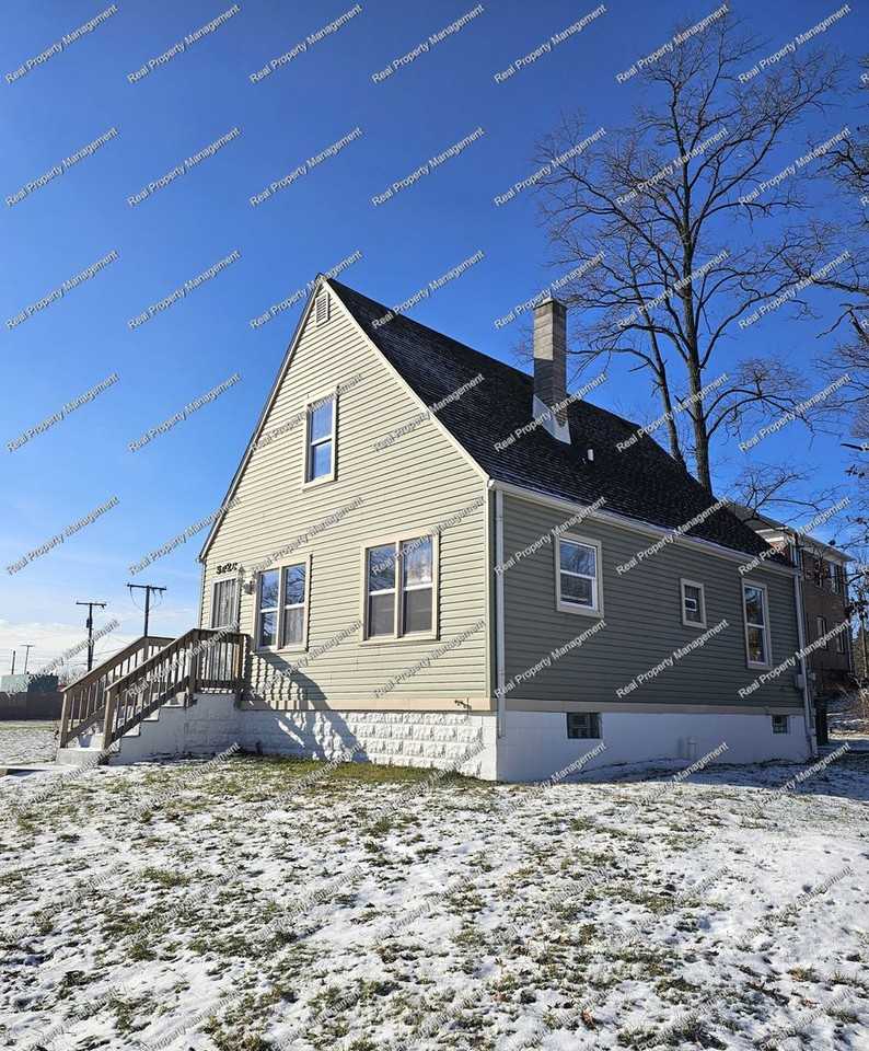 5626 Massachusetts St - Photo 2 of 15