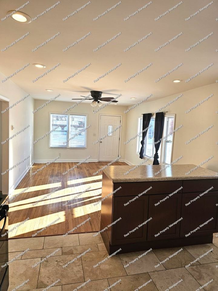 5626 Massachusetts St - Photo 4 of 15